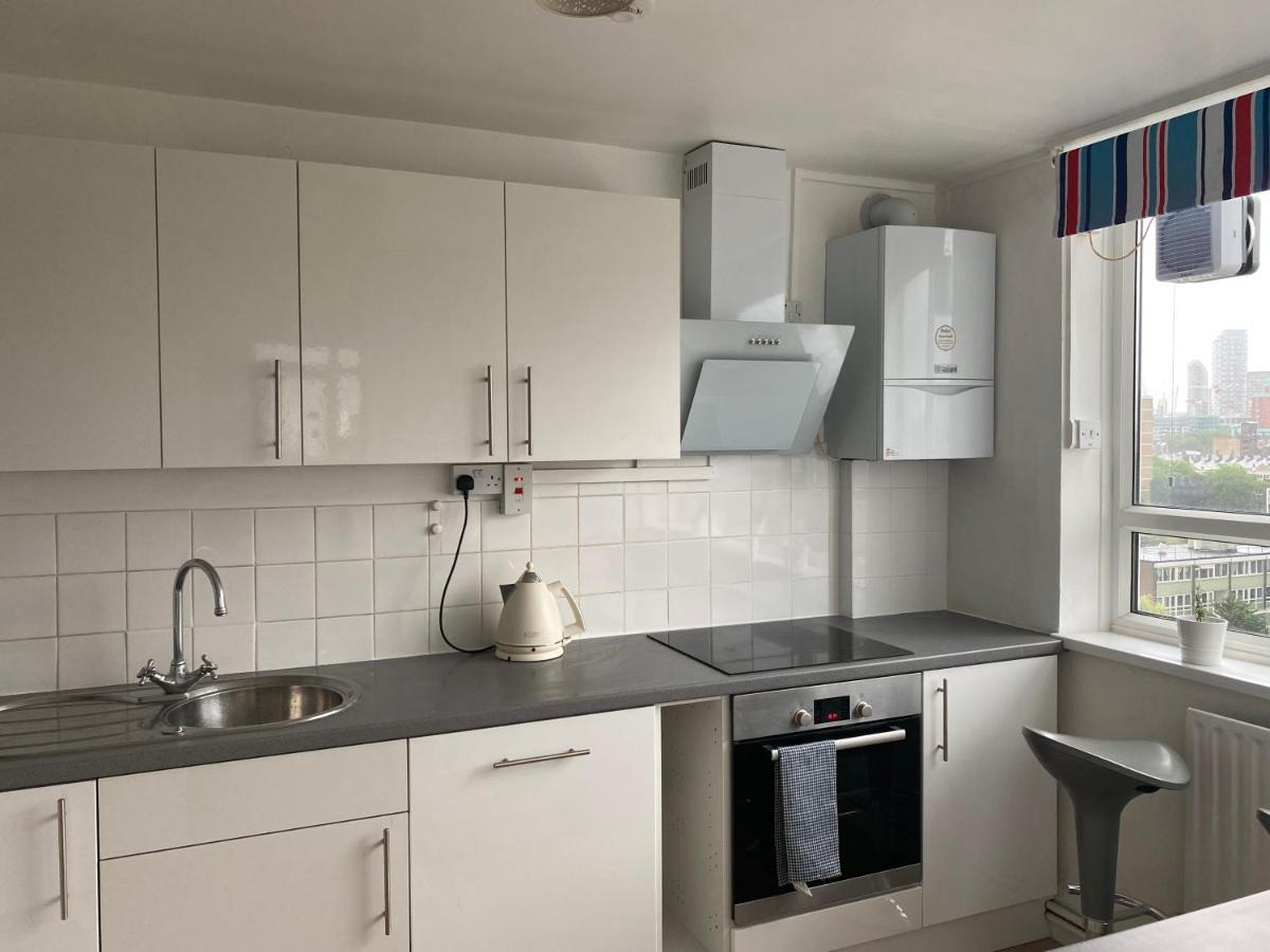 Bedroom With An Office Desk In A Shared 2 Bedroom Flat Near Canary Wharf London Exteriör bild