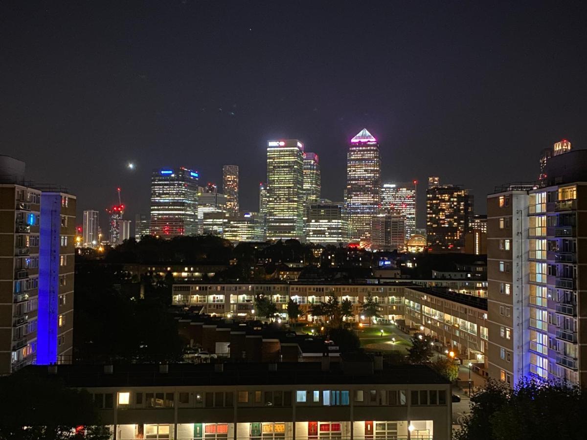 Bedroom With An Office Desk In A Shared 2 Bedroom Flat Near Canary Wharf London Exteriör bild